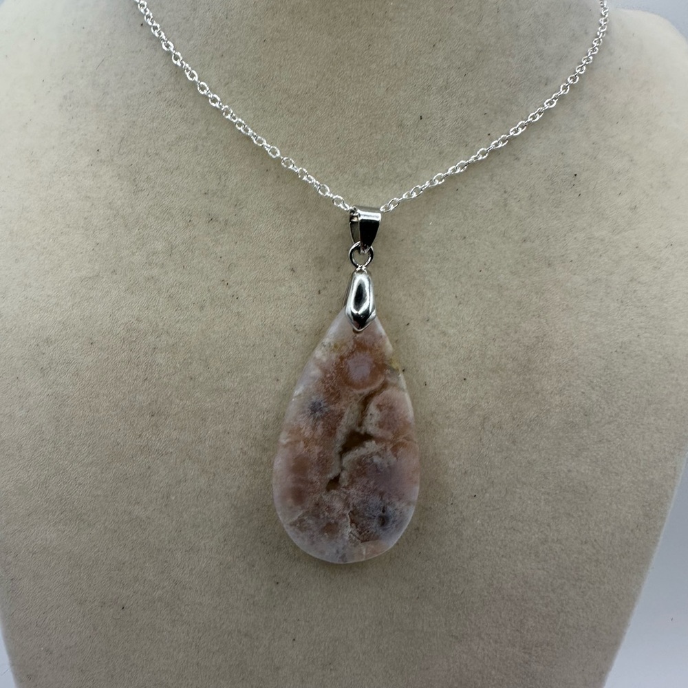 Beautiful Flower Agate Teardrop Pendant Necklace on Silver Box Chain - Picture 9 of 9